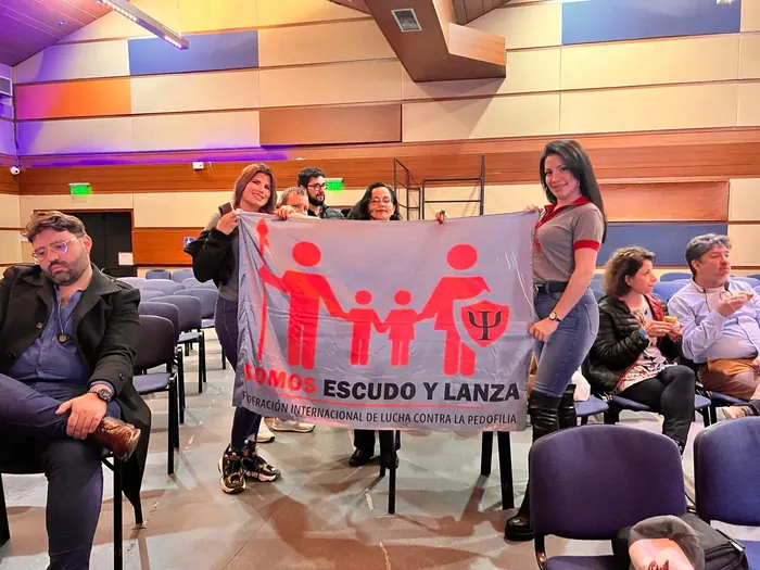 Equipo de la Federación con la bandera durante una charla en un auditorio