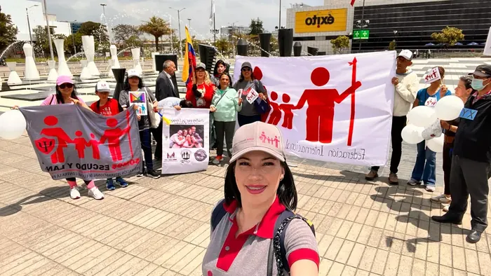 Marcha en Bogotá con la bandera de la Federación y carteles de la campaña