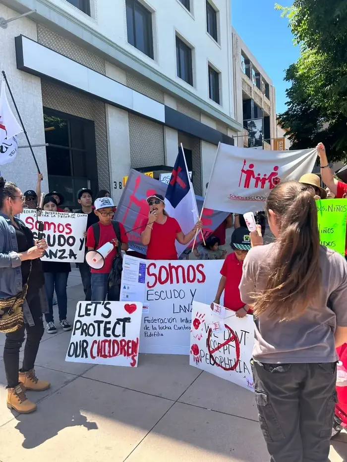 Concentración de la Federación con megáfono, banderas y carteles