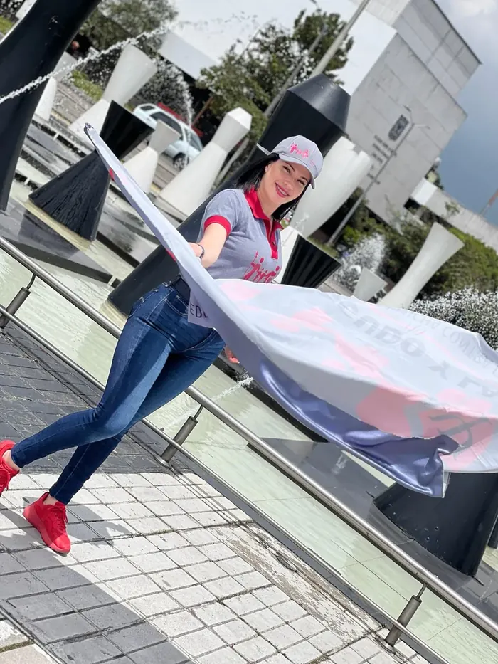 Voluntaria ondeando la bandera de la Federación en Bogotá